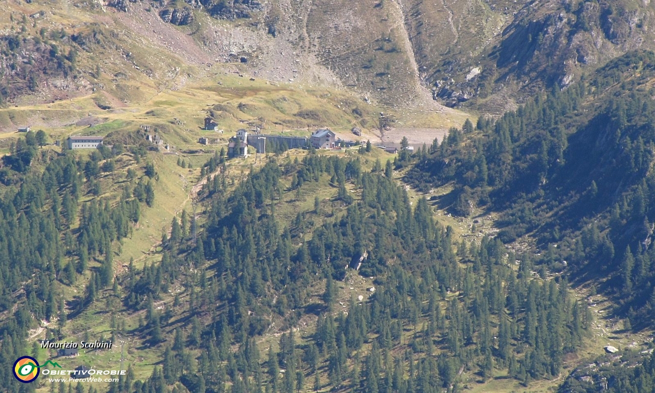 43 Zoom sul Rifugio dei Laghi Gemelli....JPG